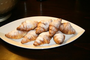 Teplé croissanty a káva či čaj k malé svačince před prací